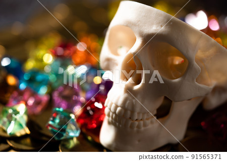 Skull model and image of gold and silver treasure Skull model and image of gold and silver treasure 91565371