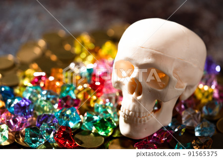 Skull model and image of gold and silver treasure Skull model and image of gold and silver treasure 91565375