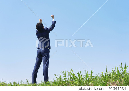 一個膽量在戶外擺姿勢的商人的背影 91565684