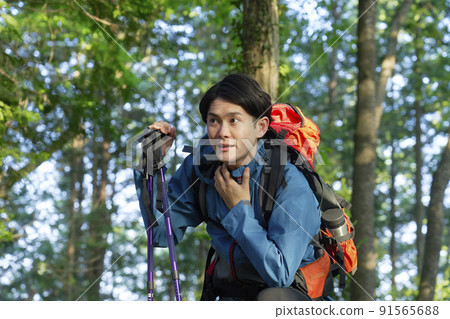 A man who gets tired while climbing 91565688