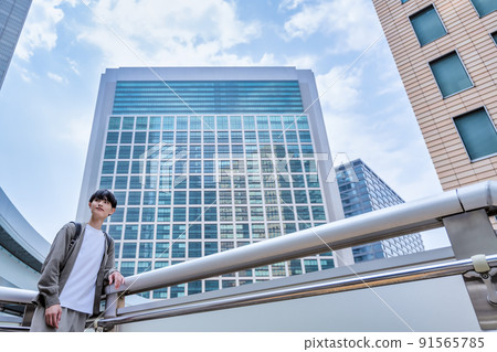 Office casual young businessman 91565785