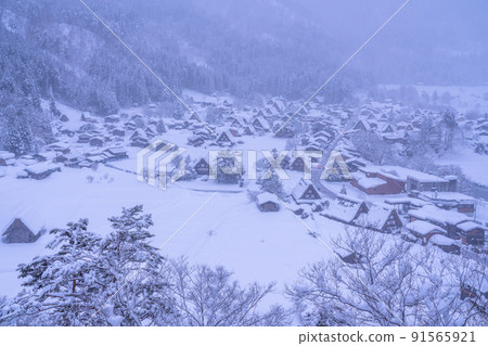 《Gifu Prefecture》 Snow-covered Shirakawa-go / winter gassho-zukuri village 《Gifu Prefecture》 Snow-covered Shirakawa-go / winter gassho-zukuri village 91565921