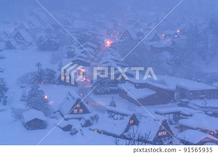 《Gifu Prefecture》 Snow-covered Shirakawa-go / winter gassho-zukuri village 91565935
