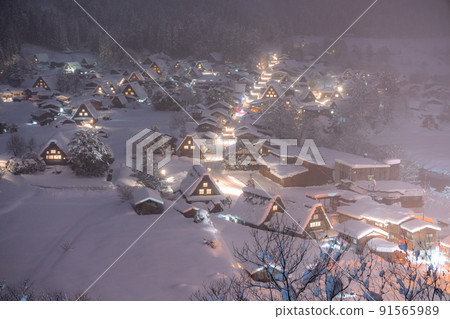 《Gifu Prefecture》 Snow-covered Shirakawa-go / winter gassho-zukuri village 《Gifu Prefecture》 Snow-covered Shirakawa-go / winter gassho-zukuri village 91565989