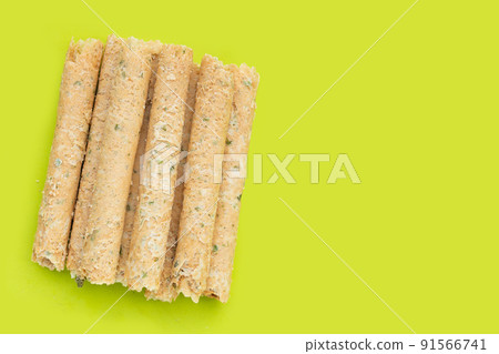 Crispy egg rolls with seaweed Crispy egg rolls with seaweed 91566741