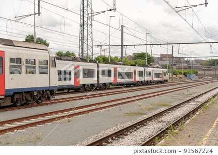 Close doors from a train 91567224