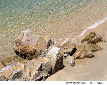 沙質岩石和海灘。 沙質岩石和海灘。 91569666