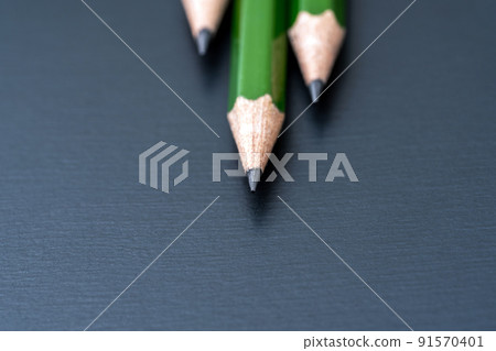 3 pencils 91570401