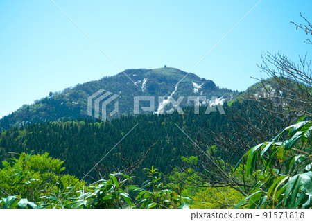 初夏的藍天和從兵庫縣藪部市眺望的兵庫山頂 初夏的藍天和從兵庫縣藪部市眺望的兵庫山頂 91571818