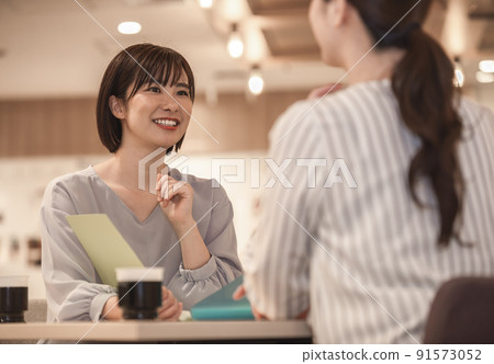 Two women who make arrangements Two women who make arrangements 91573052