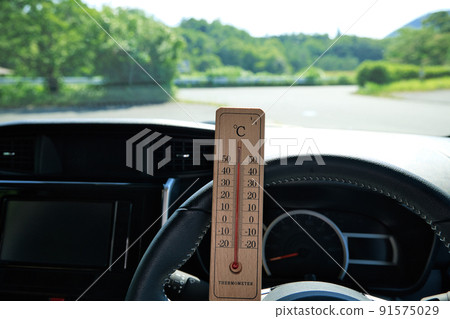 炎熱天氣的圖像：車內 50°C 或更高 91575029