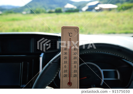 Image of a hot day: 50 ° C or higher inside the car Image of a hot day: 50 ° C or higher inside the car 91575030