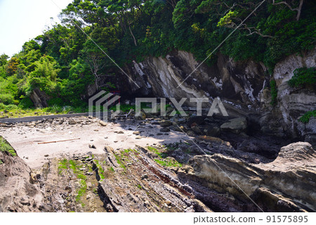 The rocky shores of Jogashima and Nadagasaki, which are eroded by the waves The rocky shores of Jogashima and Nadagasaki, which are eroded by the waves 91575895