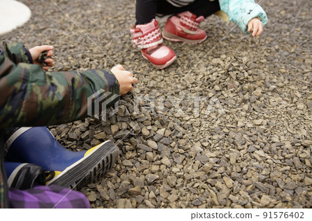 孩子們玩石頭 91576402