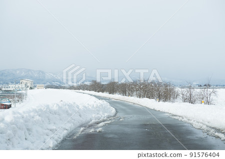 前往東根市垃圾焚燒爐途中的山形冬景 91576404