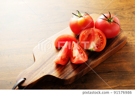 Tomato on the cutting board 91576986