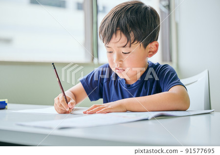 在筆記本上寫字的小學生 91577695