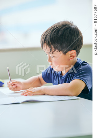 在筆記本上寫字的小學生 91577697