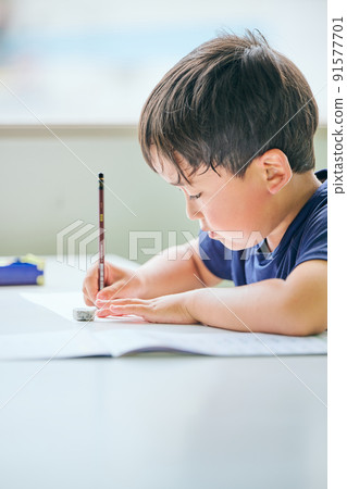 在筆記本上寫字的小學生 91577701