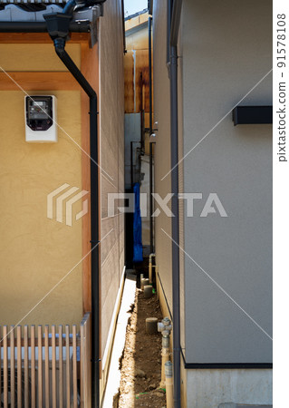 Adjacent land boundary gap Adjacent land boundary gap 91578108
