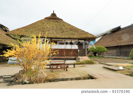 An old folk house with a thatched roof in Ouchi-juku that retains the atmosphere of the Edo period 91578190