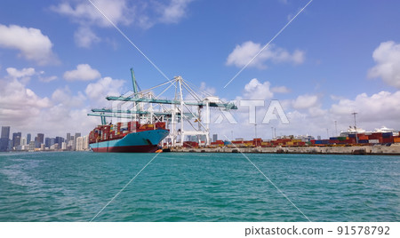Many containers at Port Miami, one of the largest cargo port 91578792