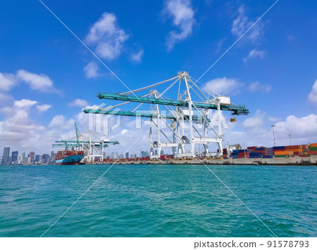 Many containers at Port Miami, one of the largest cargo port 91578793