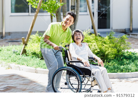 護理員與坐輪椅的老人的合作拍攝：中央專門學校附屬日本語學校 91579312