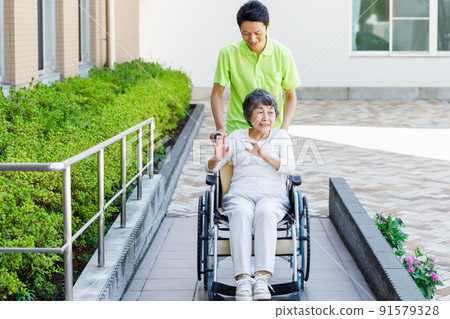 護理員與坐輪椅的老人的合作拍攝:中央專門學校附屬日本語學校 護理員與坐輪椅的老人的合作拍攝:中央專門學校附屬日本語學校 91579328