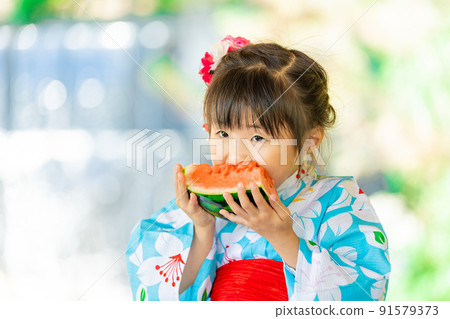 Yukata的一個女孩吃西瓜的 Yukata的一個女孩吃西瓜的 91579373