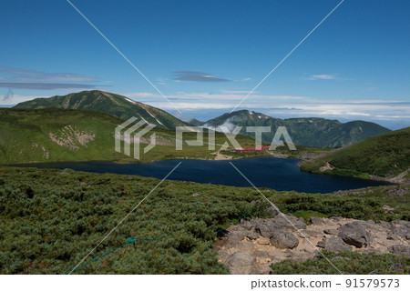 白馬山附近的雪谷到長野縣富山縣的日本百座名山之一的白馬山,以及山方向的藍天和月亮。 白馬山附近的雪谷到長野縣富山縣的日本百座名山之一的白馬山,以及山方向的藍天和月亮。 91579573