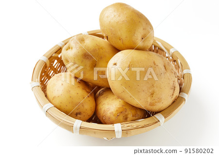 馬鈴薯在竹濾鍋白色背景白色背景 91580202