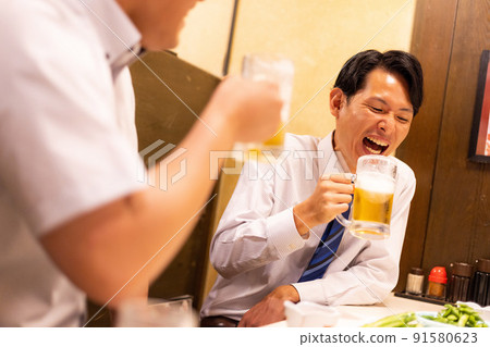 Drinking party image_Beer at a tavern 91580623