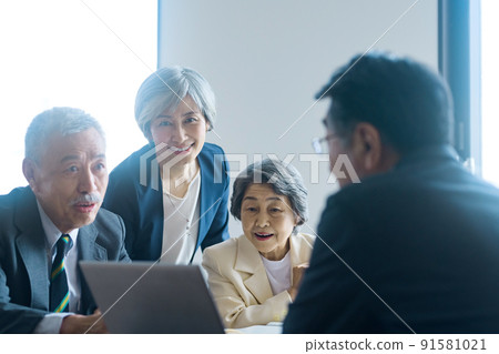 高級商務團隊在辦公室開會 91581021