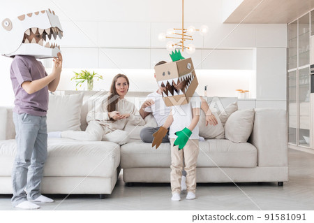 Family playing dinosaurs at home 91581091