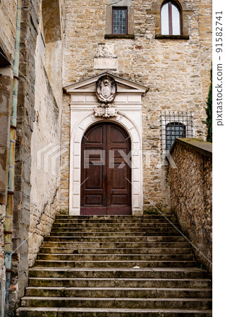 Antique door with stucco molding above the entrance. Bergamo, Italy Antique door with stucco molding above the entrance. Bergamo, Italy 91582741