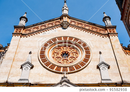 Rose window with floral patterns on the wall of an ancient church Rose window with floral patterns on the wall of an ancient church 91582938