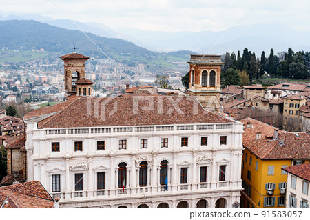 Campanone building in Piazza Vecchia in Bergamo. Italy Campanone building in Piazza Vecchia in Bergamo. Italy 91583057