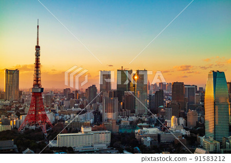 Tokyo Tower, a symbol of big city Tokyo, evening view 91583212
