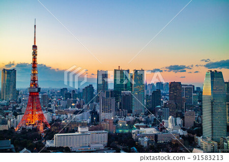 Tokyo Tower, a symbol of big city Tokyo, evening view 91583213