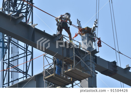 Steel frame assembly work site: Work scene of a jumper 91584426