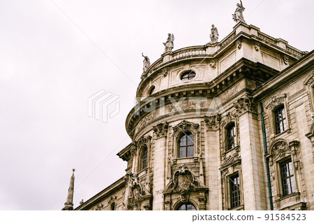 Stucco pediments and statues on the roof of the Palace of Justice in Munich 91584523
