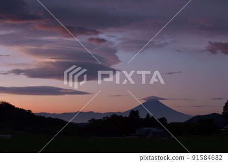 北斗市長坂町日出時掛在富士山上的笠雲和懸雲 北斗市長坂町日出時掛在富士山上的笠雲和懸雲 91584682