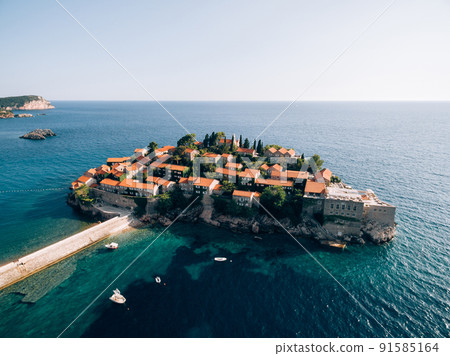 Narrow isthmus leads to the island of Sveti Stefan 91585164