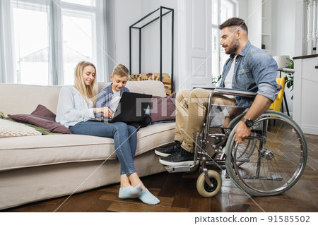 Disabled man talking with wife and son 91585502