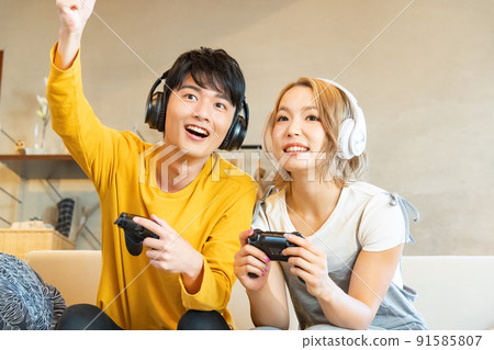 玩電子遊戲的年輕男女 玩電子遊戲的年輕男女 91585807