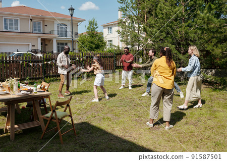 Group of happy intercultural men, women and kids playing hide and seek 91587501
