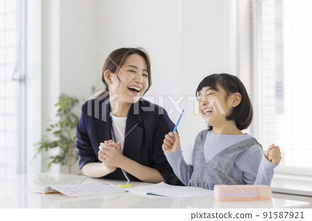 Elementary school girl studying at a cram school 91587921