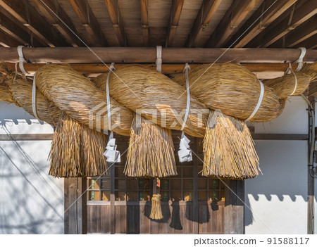 [Kyushu / Nagasaki] A close-up of the large Shimenawa hanging from the temple of Kazagashira Park in Kazagashira Park. 91588117