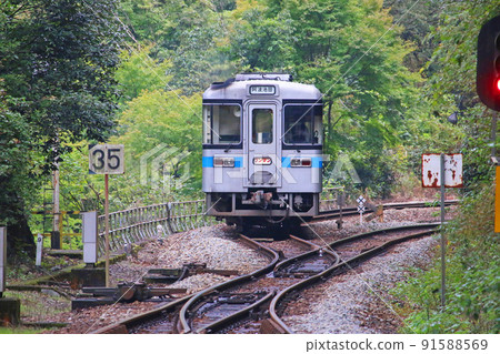 進入坪尻站的下行列車 91588569